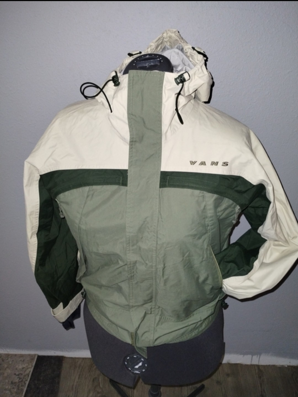 Vans Performance Snow And Ski Jacket In Cream And Green- Women's Size Medium.